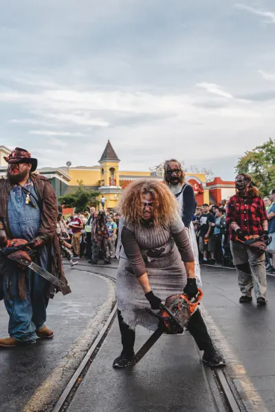 Un groupe de zombies traverse le parc Six Flags