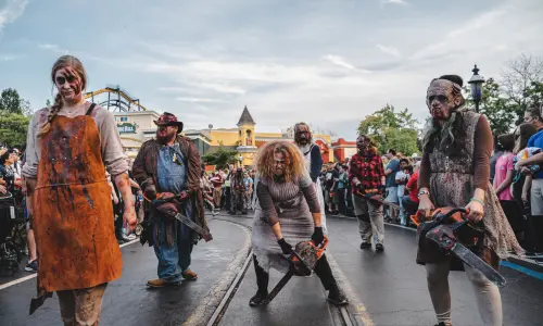 Un groupe de zombies traverse le parc Six Flags