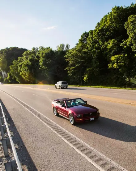 Des voitures circulant sur la Great River Road