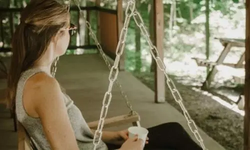 Femme assise dans un fauteuil suspendu sur le pont d'une cabine