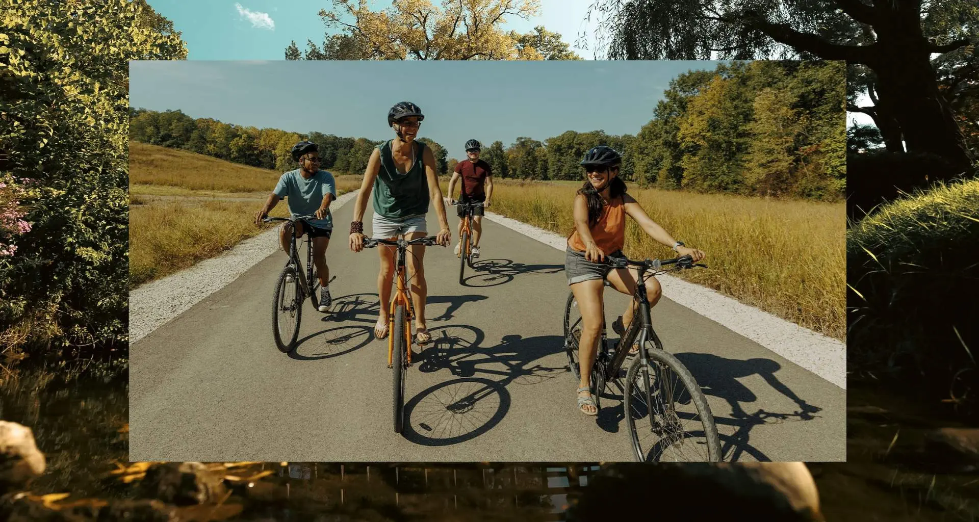 Un groupe de personnes à vélo le long d'une route