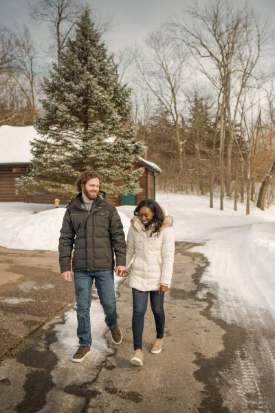 Un couple marche sur un chemin entouré de neige