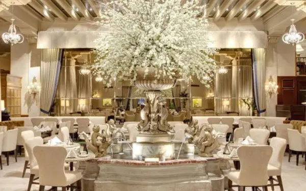 Une salle à manger ornée vide à l'hôtel Palm Court de Chicago 