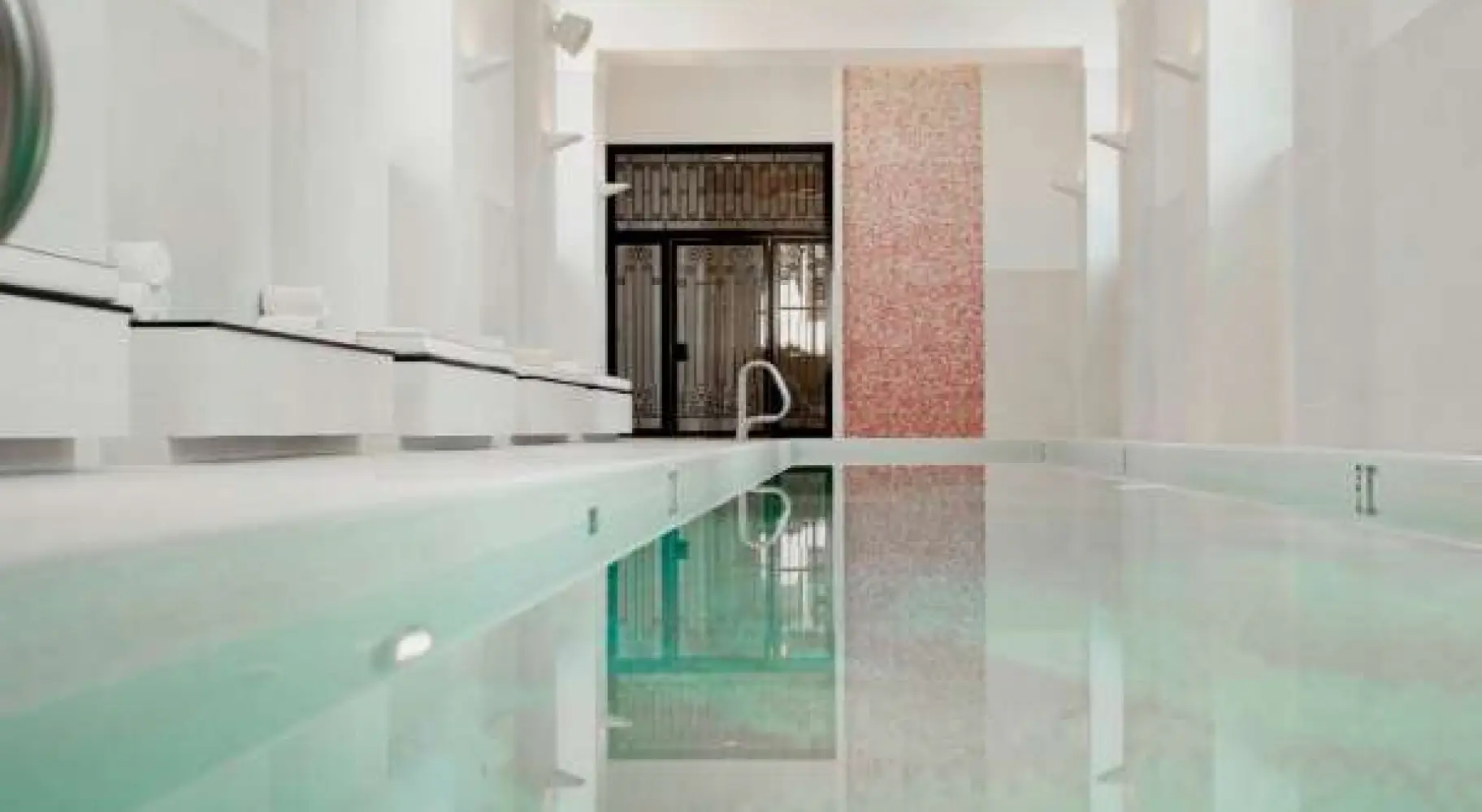 Intérieur blanc avec piscine.