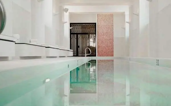 Intérieur blanc avec piscine.
