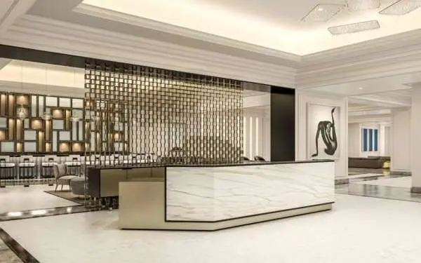 Intérieur blanc de l'hôtel Four Seasons à Chicago.