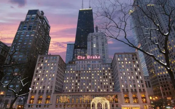 L'extérieur de l'hôtel Drake le soir au coucher du soleil