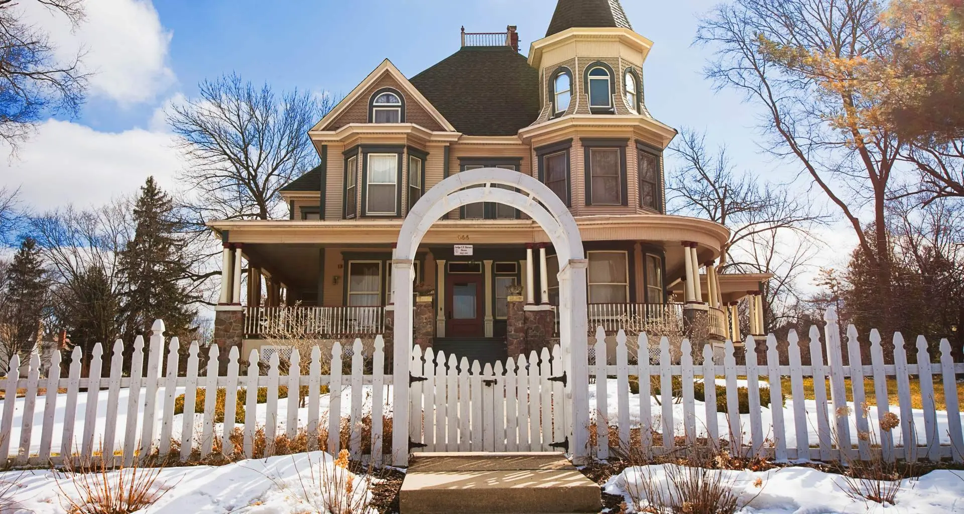 L'extérieur et la clôture d'une maison
