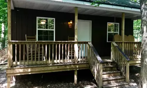 L'extérieur d'une cabane entourée d'arbres