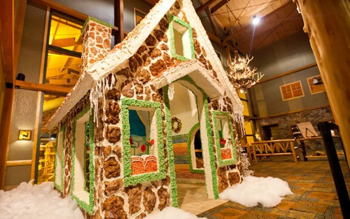 Une mini-maison de fortune à l'intérieur d'une grande pièce