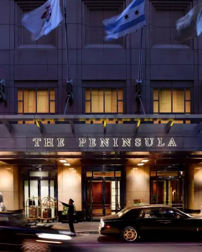 La façade de l'hôtel Peninsula Chicago de nuit