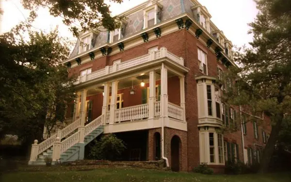 L'extérieur du manoir de feutre