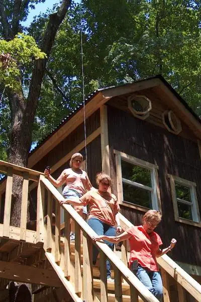 Une maison de campagne avec une femme descendant les escaliers