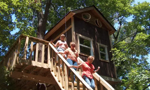 Une maison de campagne avec une femme descendant les escaliers