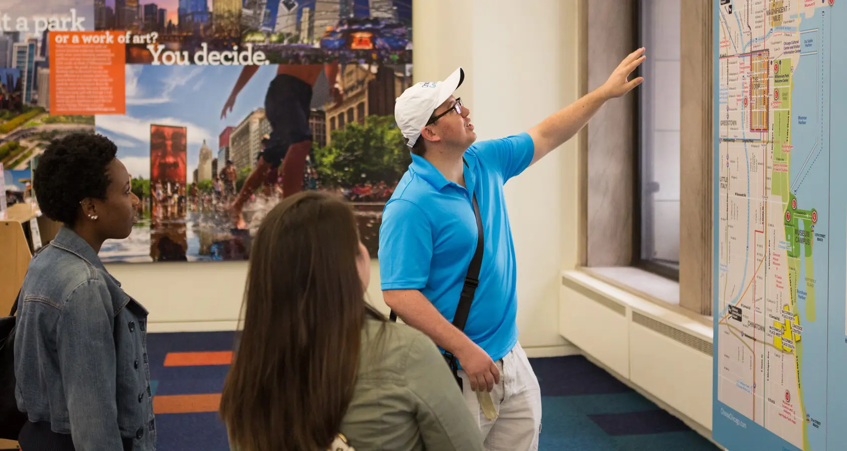 Une personne chargée de l'accueil à Chicago s'adresse aux visiteurs dans un centre d'accueil.