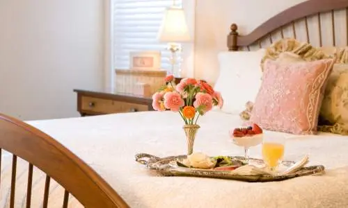 Un lit avec de la nourriture sur un plateau