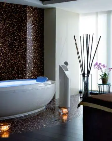 Intérieur d'un spa avec baignoire.