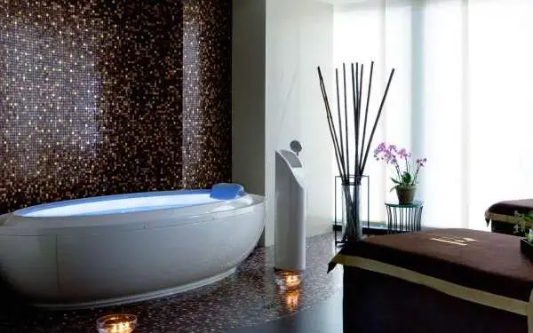 Intérieur d'un spa avec baignoire.