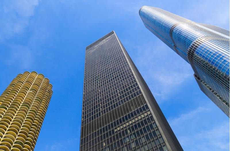 L'immeuble 330 N Wabash à Chicago, qui s'élève à côté de Marina City