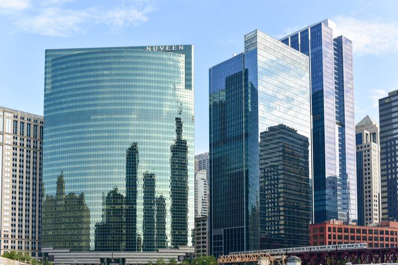 La façade en verre incurvée de l'immeuble 333 West Wacker, qui surplombe la rivière Chicago.