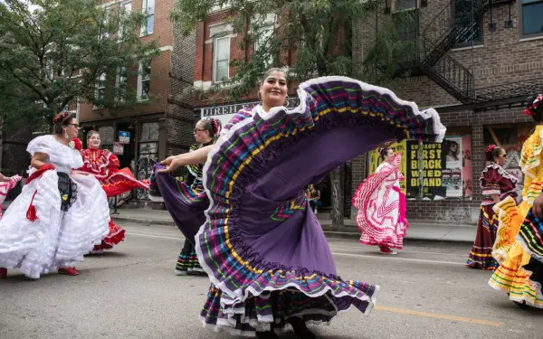 Dames dansant avec de grandes jupes