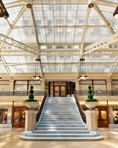 Intérieur d'un bâtiment avec un grand escalier