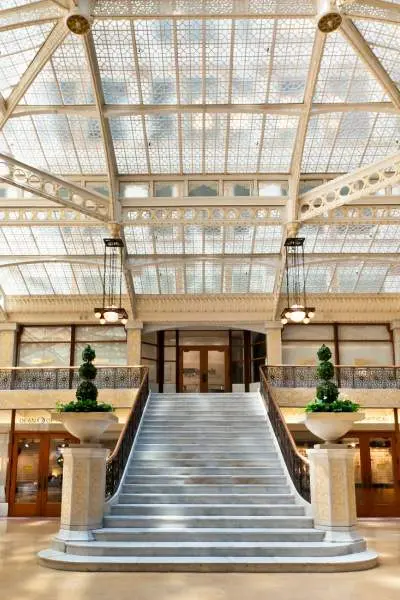 Intérieur d'un bâtiment avec un grand escalier