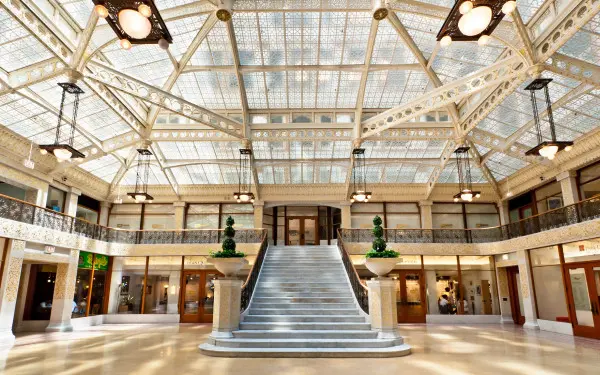 Intérieur d'un bâtiment avec un grand escalier