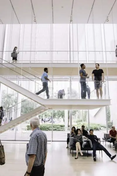 Personnes à l'intérieur d'un bâtiment de l'Art Institute of Chicago