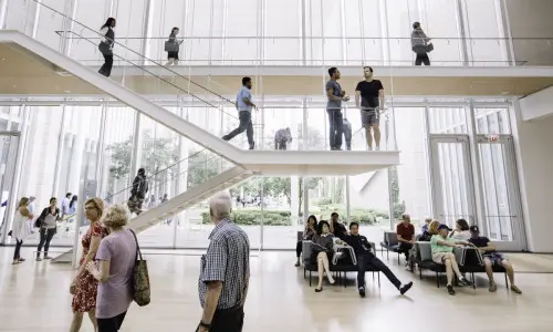 Personnes à l'intérieur d'un bâtiment de l'Art Institute of Chicago