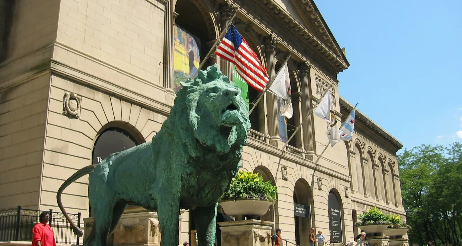Une statue de lion à l'extérieur d'un grand musée