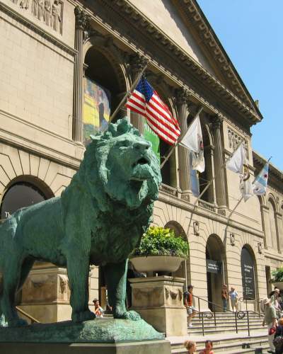 Une statue de lion à l'extérieur d'un grand musée