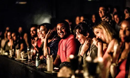 Une foule profite d'un spectacle au Second City de Chicago.