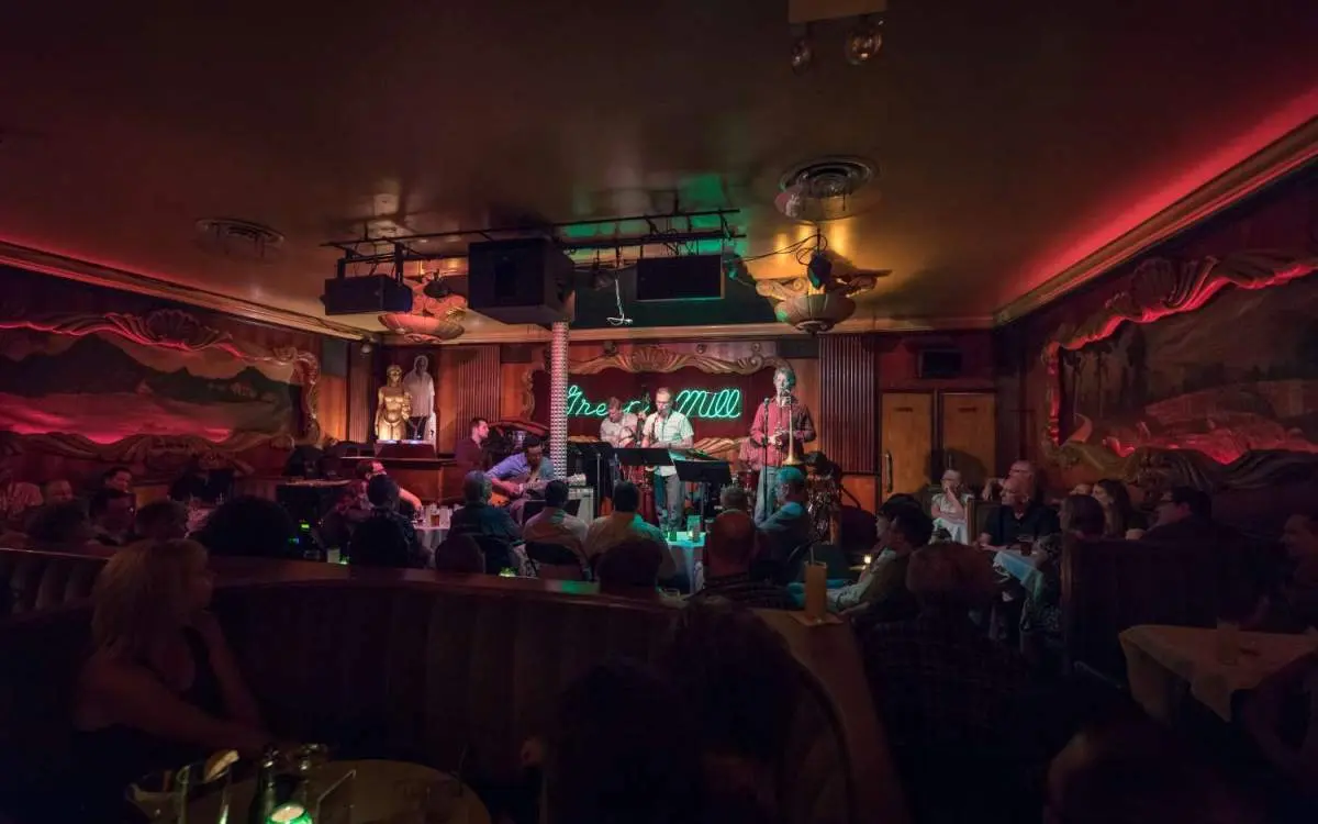 Un groupe de musique joue dans une salle faiblement éclairée du bar clandestin de Green Mill