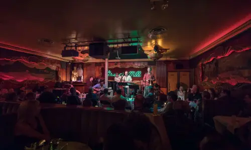 Un groupe de musique joue dans une salle faiblement éclairée du bar clandestin de Green Mill