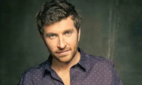 Une photo de tête d'un homme