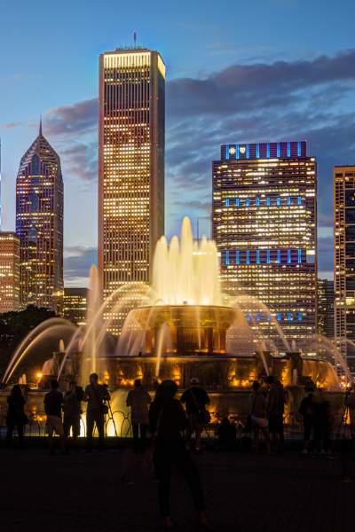 Image nocturne de la fontaine de Buckingham et de la ligne d'horizon de Chicago