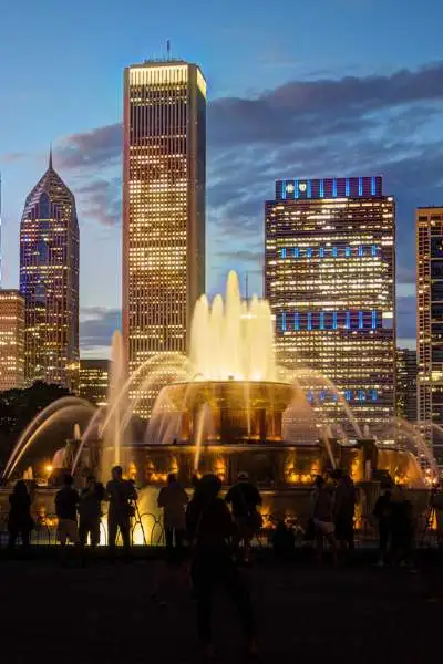 Image nocturne de la fontaine de Buckingham et de la ligne d'horizon de Chicago