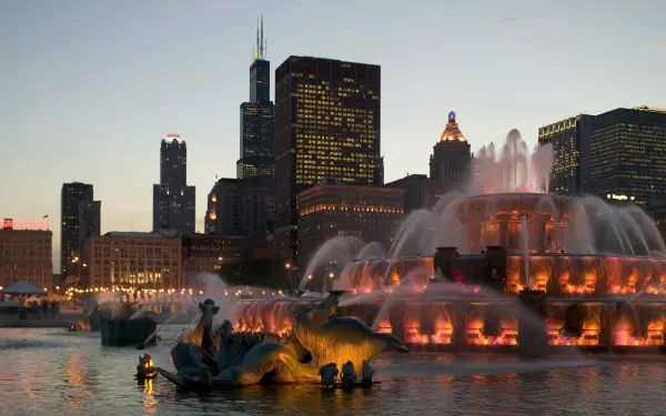 Une fontaine avec des lumières