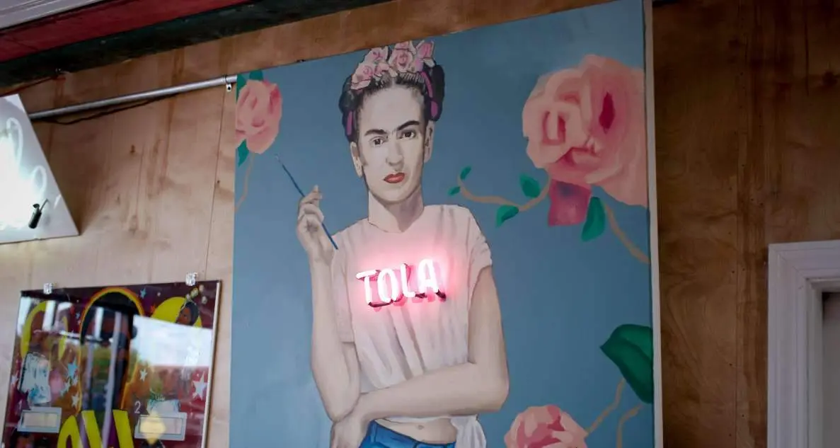 Une peinture de femme