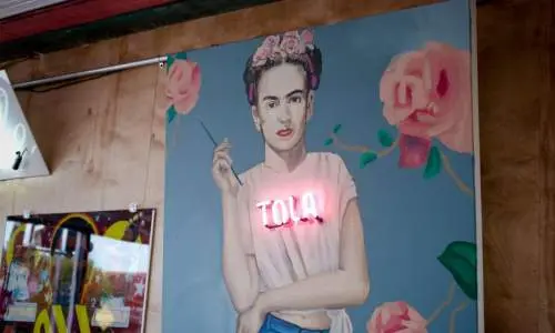 Une peinture de femme