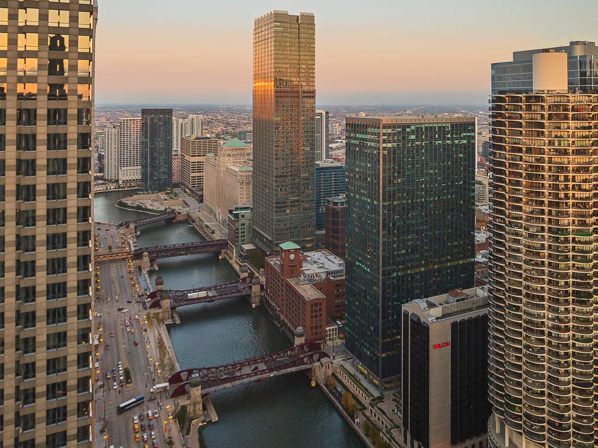 Les gratte-ciel se font face de l'autre côté de la rivière Chicago.