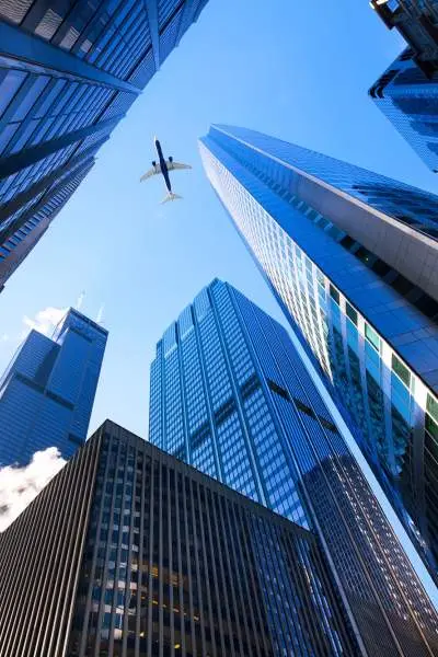 Vue sur le ciel avec les gratte-ciel de Chicago de tous les côtés, un avion de ligne passant au-dessus de la tête.