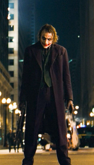 Le joker marchant dans une rue éclairée