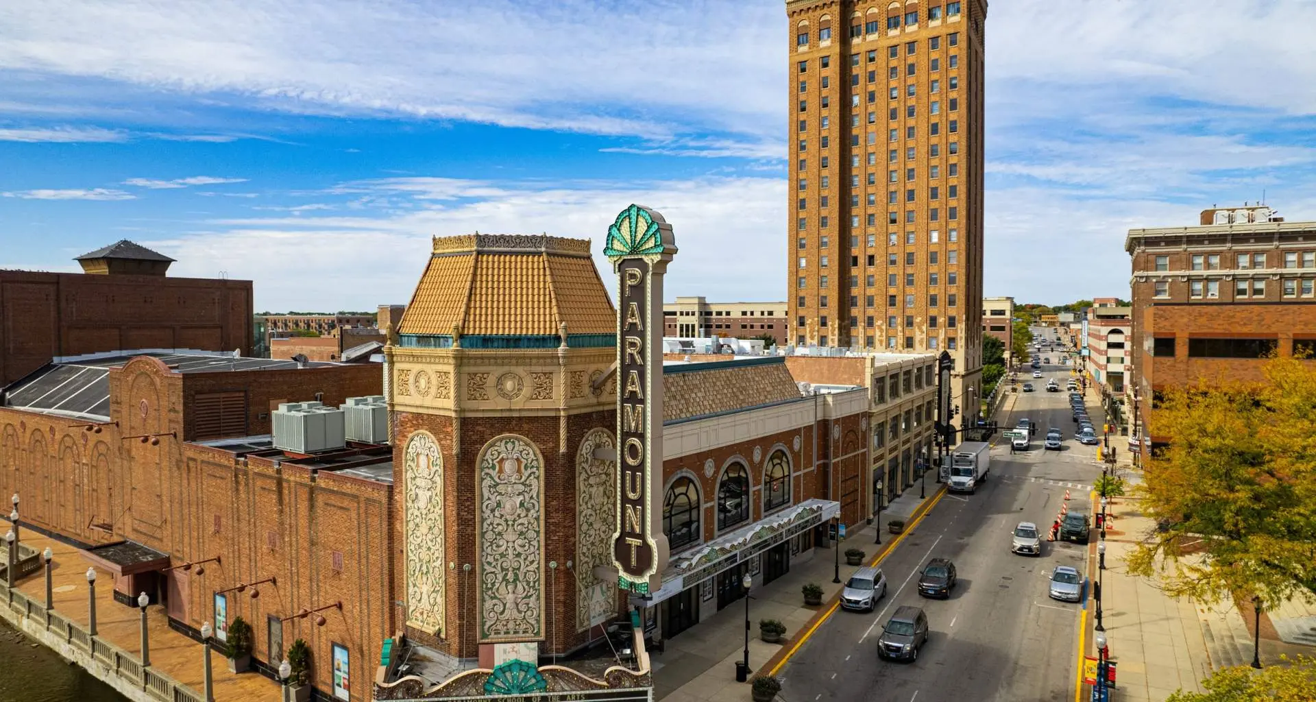 Une rue du centre-ville d'Aurora, le Paramount Theater au premier plan