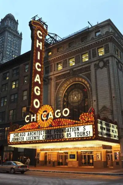 L'extérieur du Chicago Theatre illuminé la nuit.