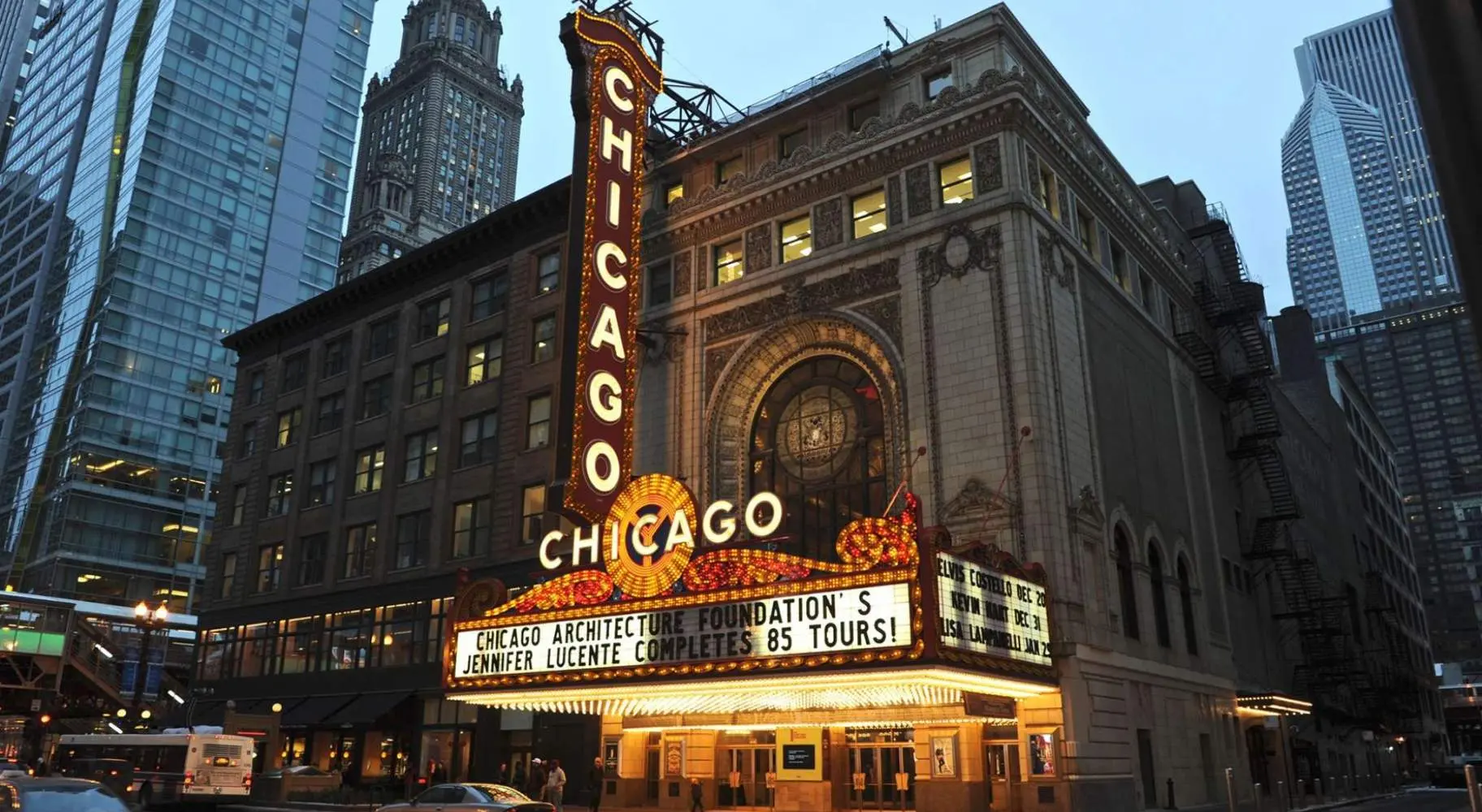 L'extérieur du Chicago Theatre illuminé la nuit.