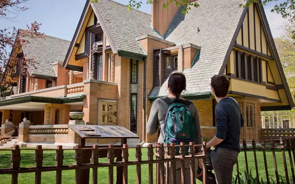 Deux personnes regardant une maison