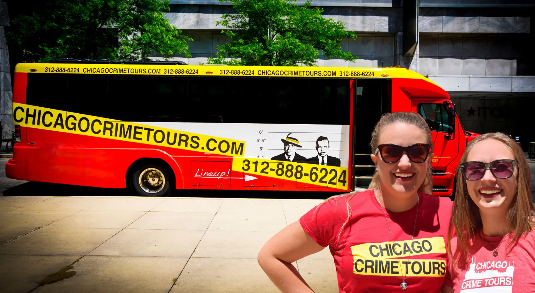 Femmes devant un bus