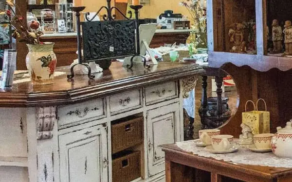 Un magasin contenant des produits rustiques faits à la main